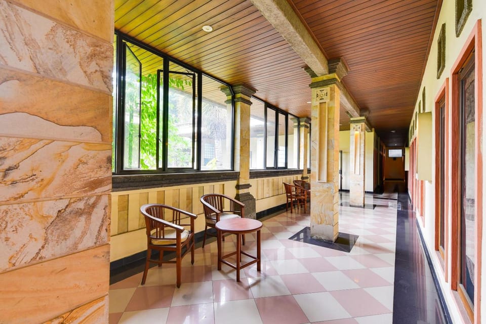 Super OYO Townhouse Oak Maxi Hotel Legian Hotel in Kuta