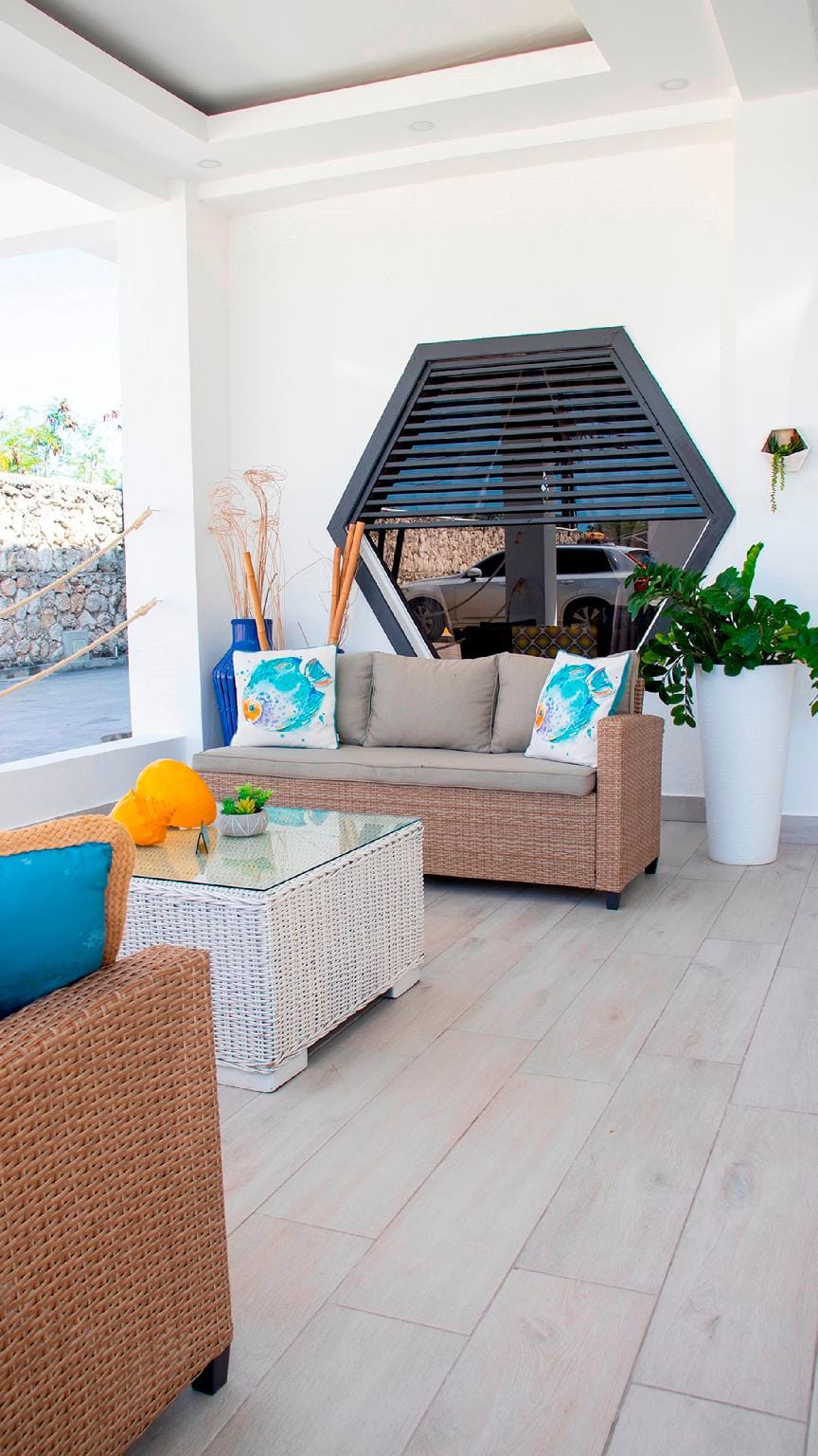 Poolside bar