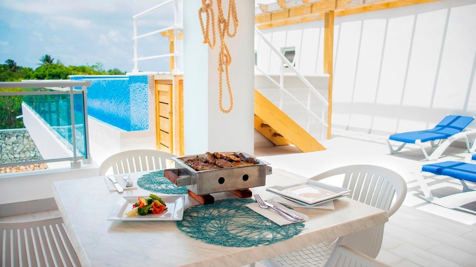 Poolside bar