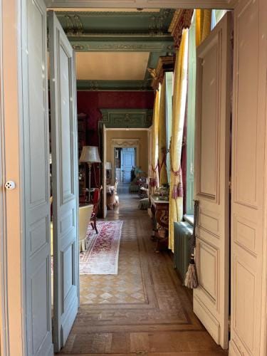 Chateau de Contay Guesthouse - 1753 Hotel in Hauts-de-France