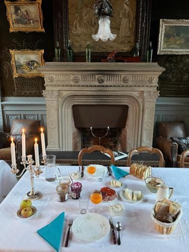 Chateau de Contay Guesthouse - 1753 Hotel in Hauts-de-France