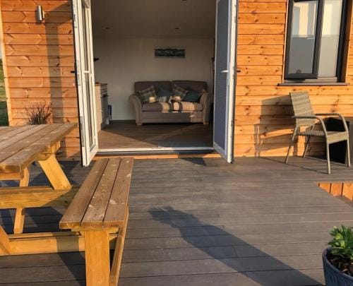 MAESLLAN CABINS - 'Golwg Y Mor' Lodge in Wales