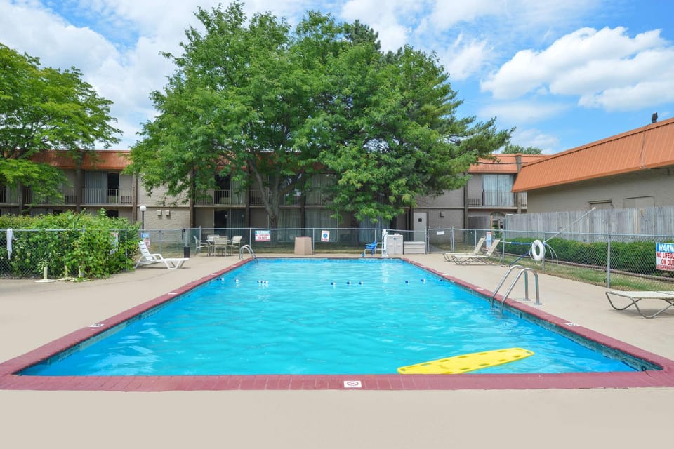 Baymont by Wyndham Northwood Hotel in Toledo