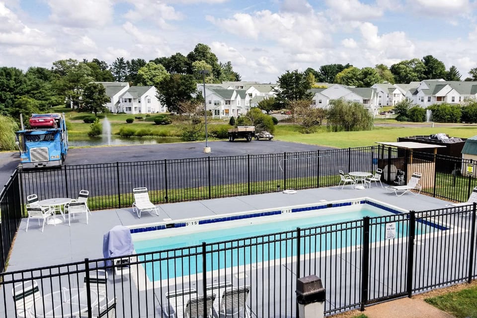 Swimming pool [outdoor]