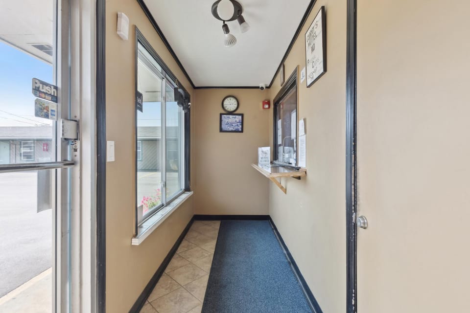 Curry’s Motel by OYO Saginaw MI Hotel in Saginaw Charter Township