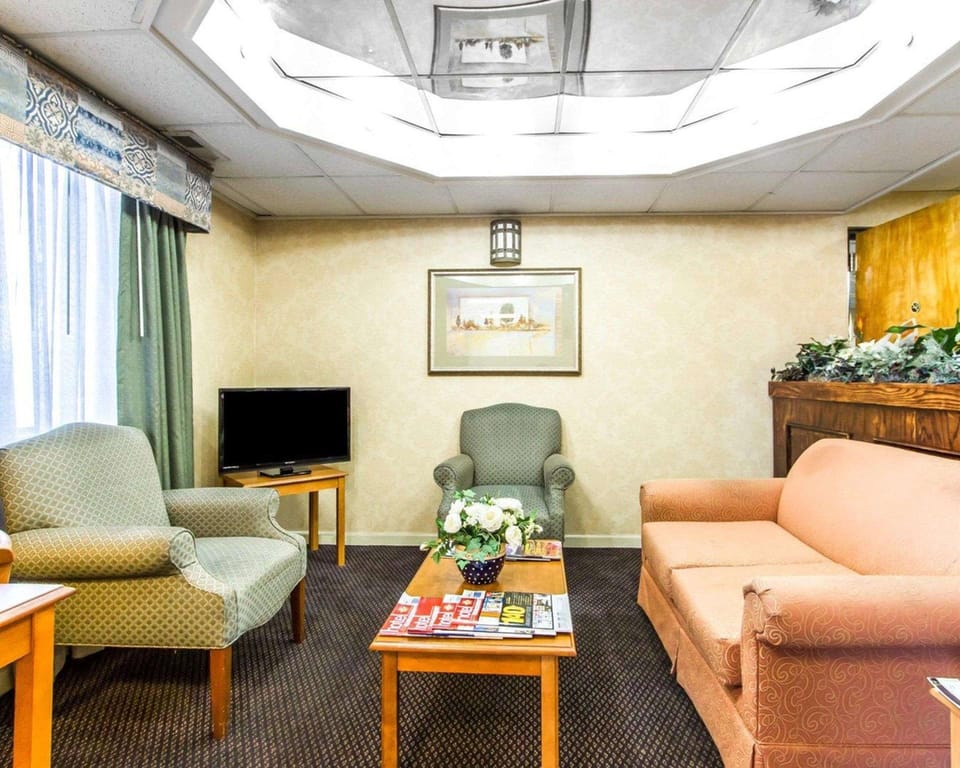 Econo Lodge & Suites Clarksville near Governors Square Mall Hotel in Clarksville