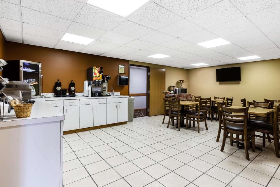 Econo Lodge Inn & Suites Dickson Hotel in Dickson