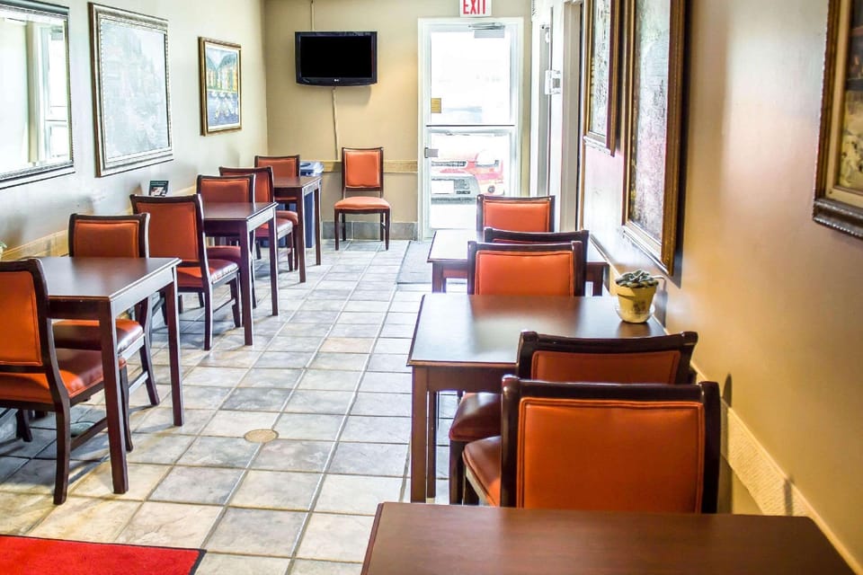 Econo Lodge Meadville Hotel in Lake Erie