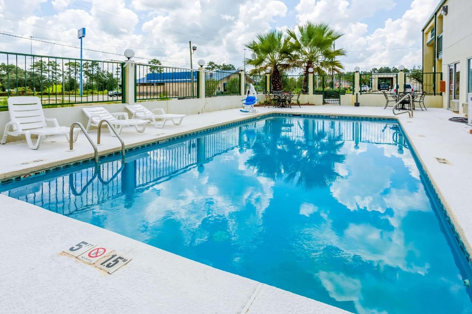 Swimming pool [outdoor]