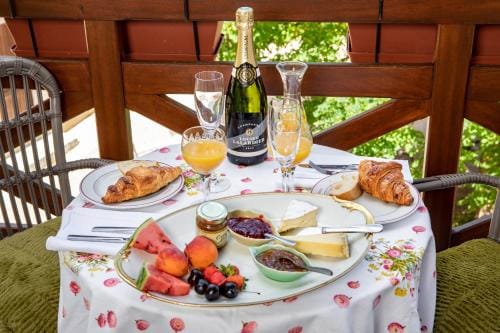 Hostellerie du Chateau Bellenaves Hotel in Bourgogne-Franche-Comté