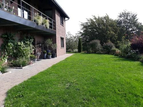 Studio Au jardin fleuri Hotel in Wallonia, Belgium