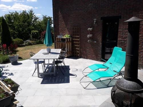 Studio Au jardin fleuri Hotel in Wallonia, Belgium