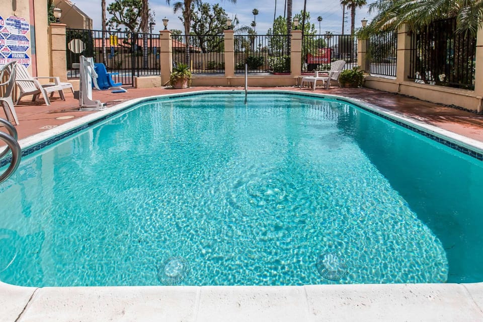 Swimming pool [outdoor]