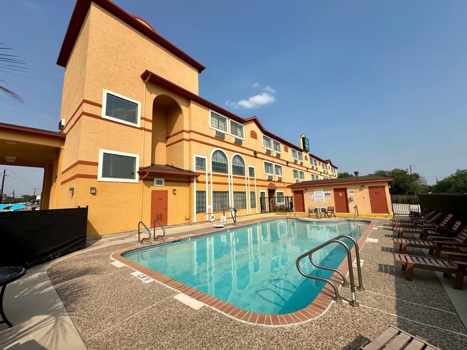 Quality Suites San Antonio Brooks City Base Hotel in San Antonio
