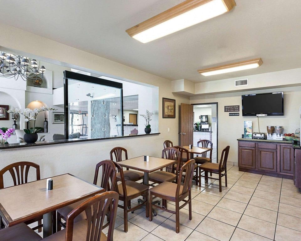 Quality Suites San Antonio Brooks City Base Hotel in San Antonio