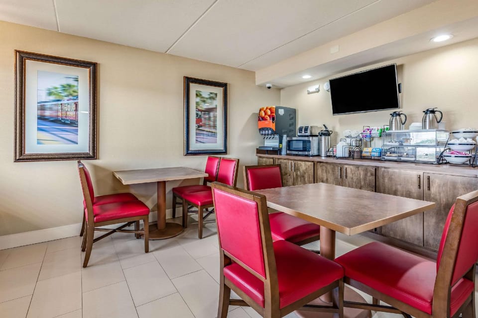 Rodeway Inn & Suites Hotel in Tupelo