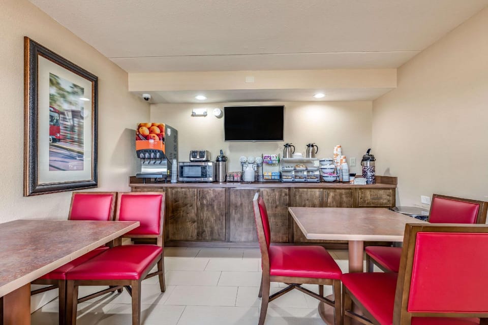 Rodeway Inn & Suites Hotel in Tupelo