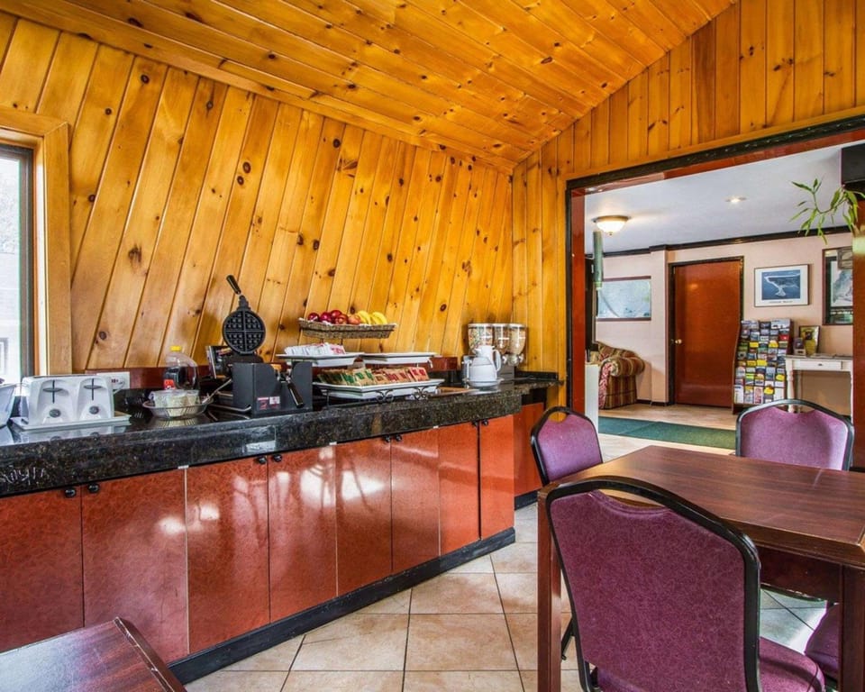 Rodeway Inn & Suites Brunswick near Hwy 1 Hotel in Brunswick