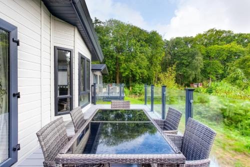 Lakeside Lodge, Green Hill Farm Holiday Village Lodge in Test Valley District