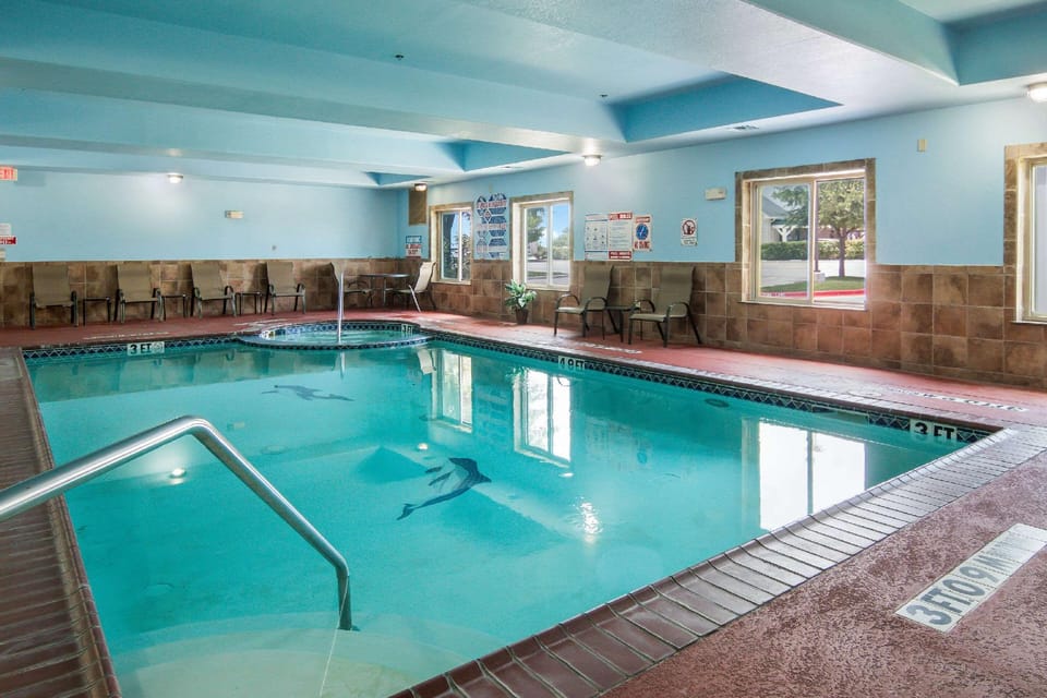 Clarion Inn & Suites Weatherford South Hotel in Weatherford