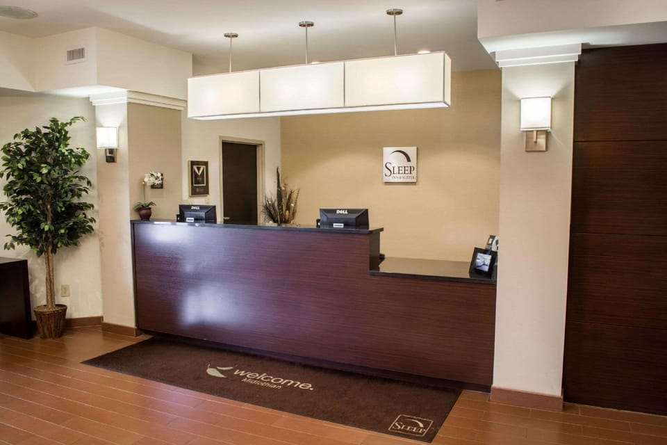 Sleep Inn & Suites Harbour Pointe Hotel in Chesterfield County