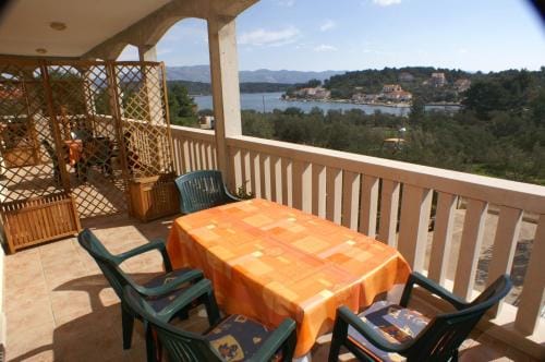 Apartments and rooms by the sea Lumbarda, Korcula - 4345 Hotel in Dubrovnik-Neretva County