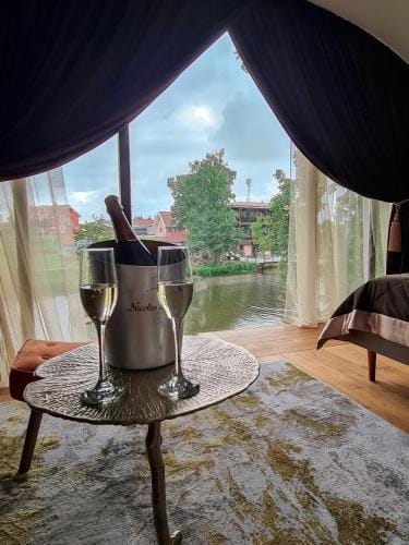 AKIS namelis medyje- Dinosaur Park Hotel in Klaipėda