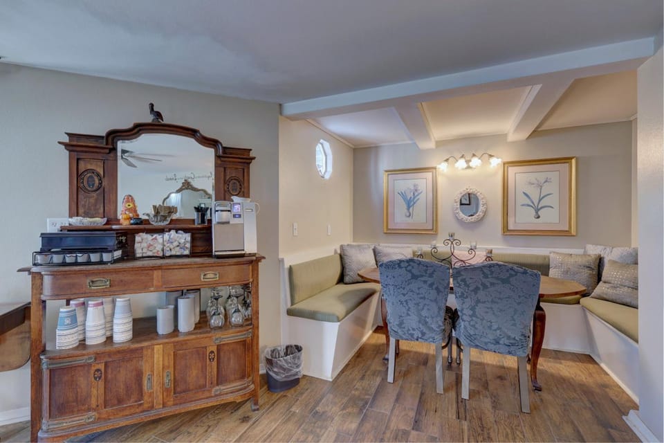 Pelican Cove Inn Hotel in Carlsbad