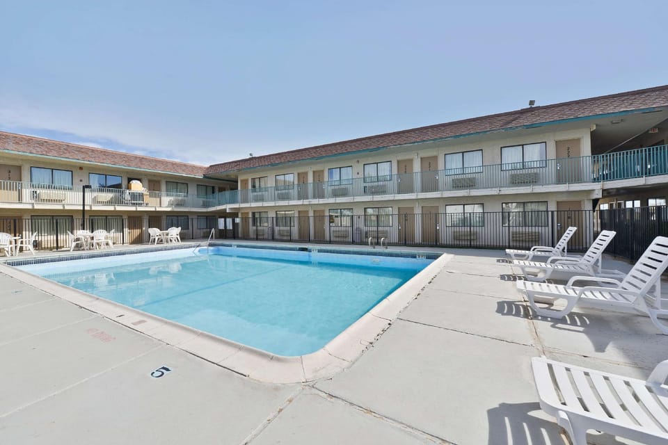 Swimming pool [outdoor]