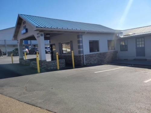 Smokies Inn - New Linens & Ultrafast WIFI - Friendliest Hospitality Guaranteed! Motel in Sevierville