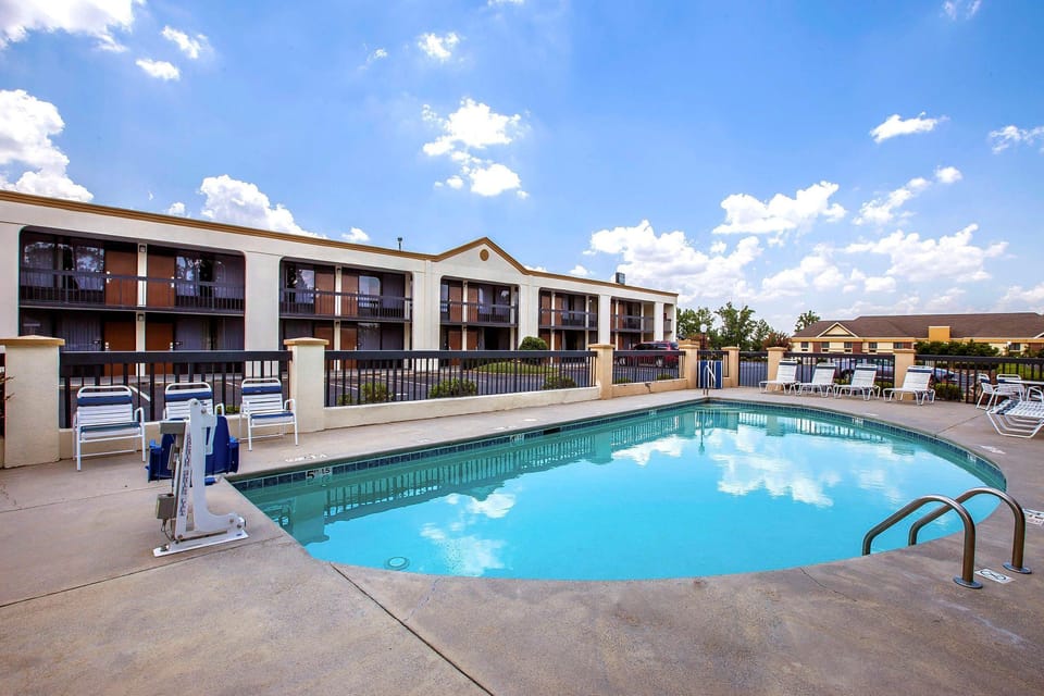 Swimming pool [outdoor]