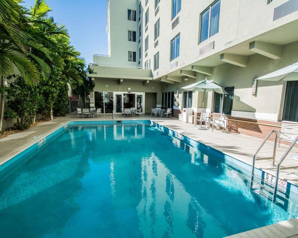 Swimming pool [outdoor]