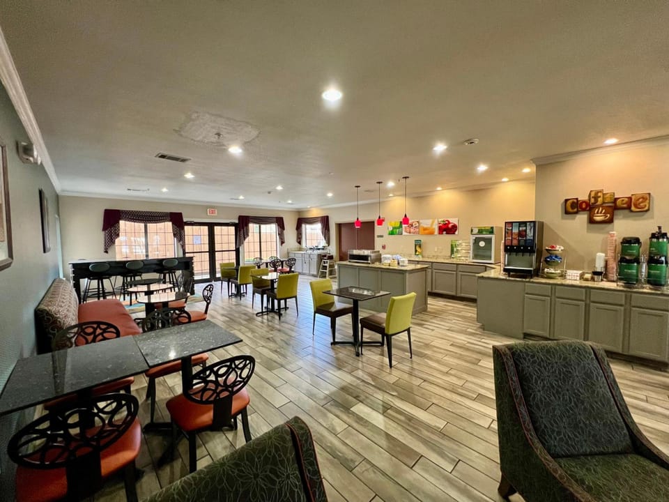 Quality Inn & Suites Near University Hotel in Waco