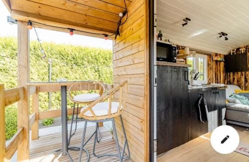 Roulotte du puits avec jacuzzi et sauna privatif Hotel in Hauts-de-France