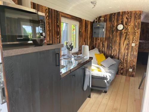 Roulotte du puits avec jacuzzi et sauna privatif Hotel in Hauts-de-France