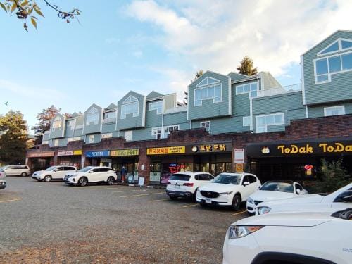 Private Suite w King Bed, Ground Level, Naturally Bright Hotel in Vancouver