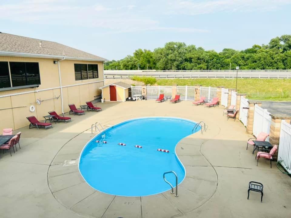 Super 8 by Wyndham Fort Scott Hotel in Ozark Mountains
