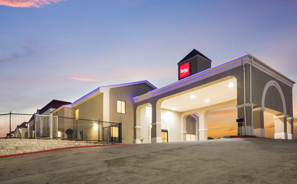 Red Roof Inn & Suites Austin East - Manor Hotel in Texas