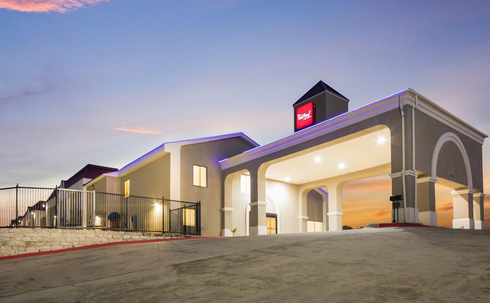Red Roof Inn & Suites Austin East - Manor Hotel in Rio Grande