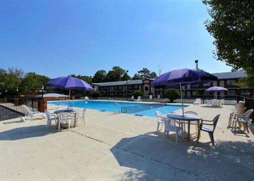 Swimming pool [outdoor]