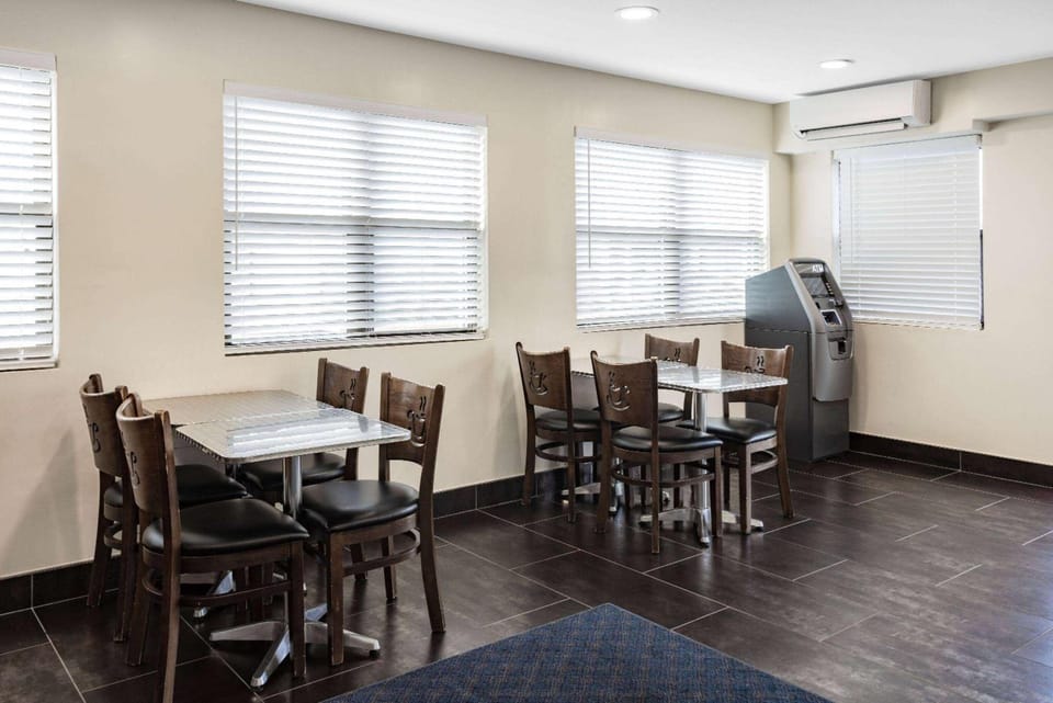 Super 8 by Wyndham Lindenhurst Hotel in Long Island