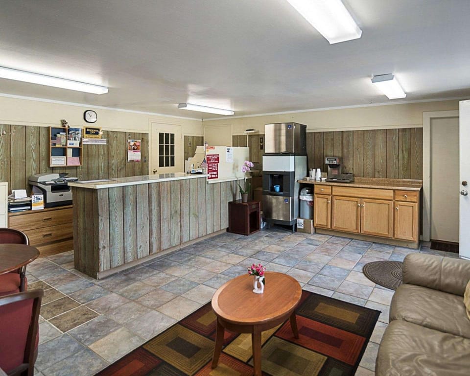 Econo Lodge Hotel in Massachusetts