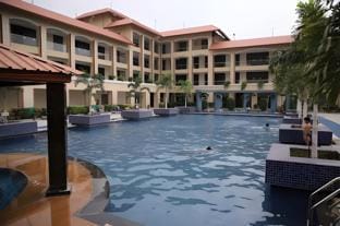Swimming pool [outdoor]