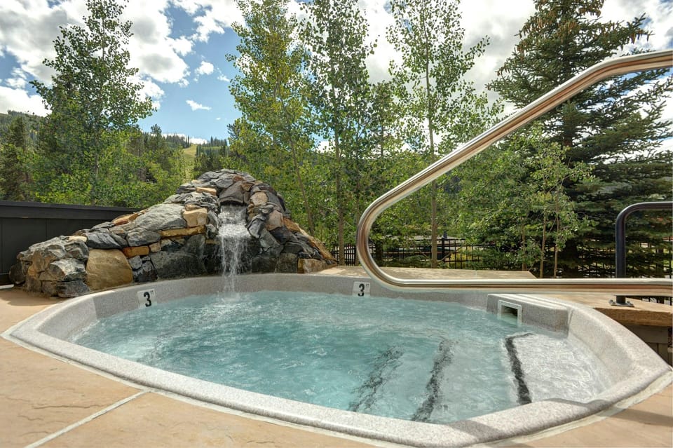 Jackpine & Black Bear Lodge Hotel in Keystone