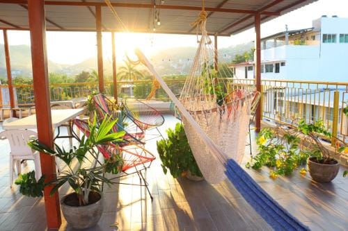 Hotel Casa Mandarine , Amazing Private Rooms w Balcony, Rooftop, Hammocks, AC, SmarTV, 100mbs! Hotel in Zihuatanejo