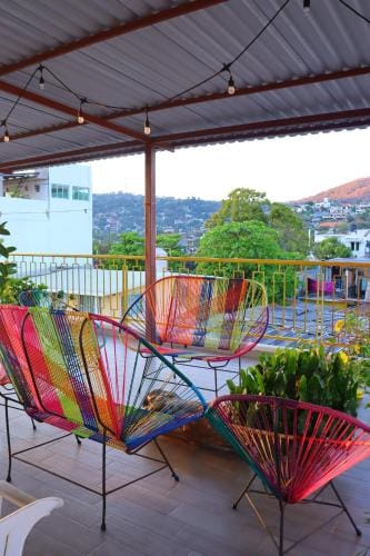 Hotel Casa Mandarine , Amazing Private Rooms w Balcony, Rooftop, Hammocks, AC, SmarTV, 100mbs! Hotel in Zihuatanejo