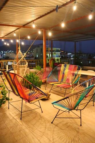 Hotel Casa Mandarine , Amazing Private Rooms w Balcony, Rooftop, Hammocks, AC, SmarTV, 100mbs! Hotel in Zihuatanejo