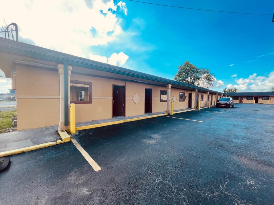 Royal Palms Motel & RV Park Motel in Viavant-Venetian Isles