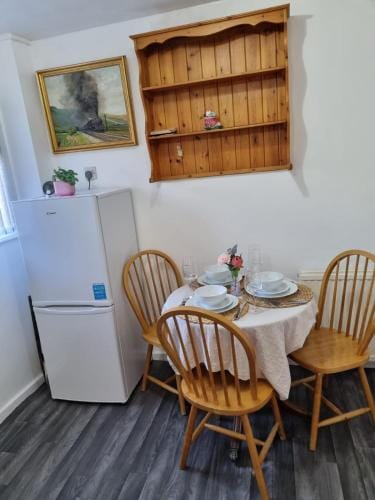 Modern & Elegant Home w/ Netflix and Parking Hotel in Leeds