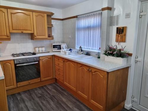 Modern & Elegant Home w/ Netflix and Parking Hotel in Leeds